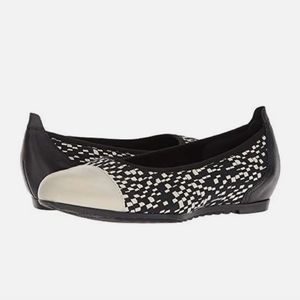 Munro Henlee black & white pearl leather flats